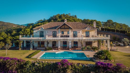 Villa for sale in El Velerin, Estepona