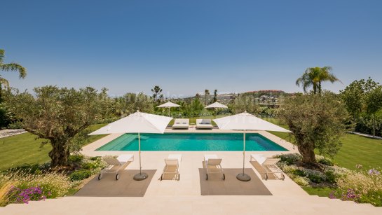 Villa for sale in La Cerquilla, Nueva Andalucia