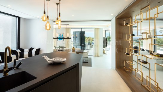 Villa for sale in El Herrojo, Benahavis
