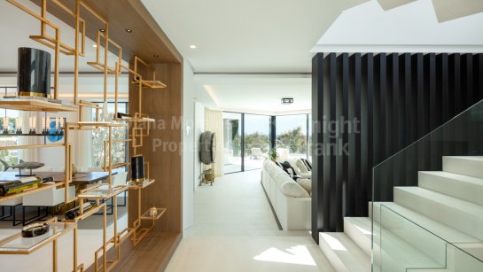 Villa for sale in El Herrojo, Benahavis