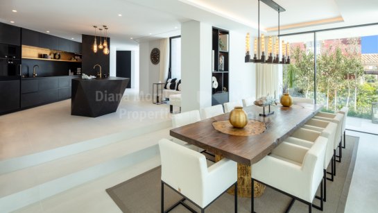 Villa for sale in El Herrojo, Benahavis