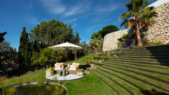 Villa for sale in El Herrojo, Benahavis