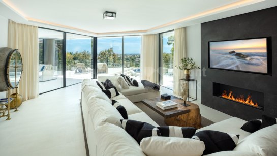 Villa for sale in El Herrojo, Benahavis