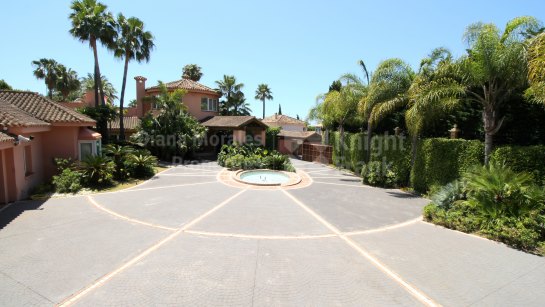 Villa en venta en Rocio de Nagüeles, Marbella Milla de Oro
