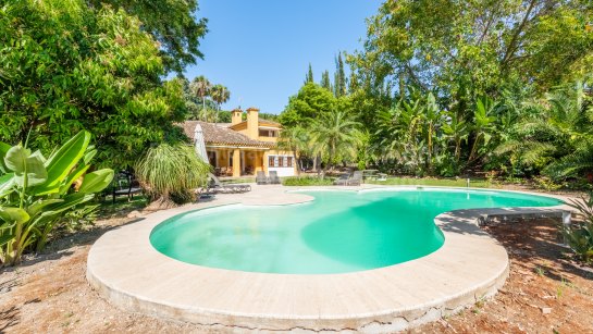 Villa for sale in El Paraiso, Estepona East