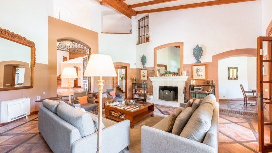 Villa for sale in El Paraiso, Estepona