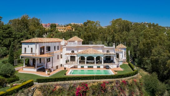 Villa en venta en El Herrojo, Benahavis