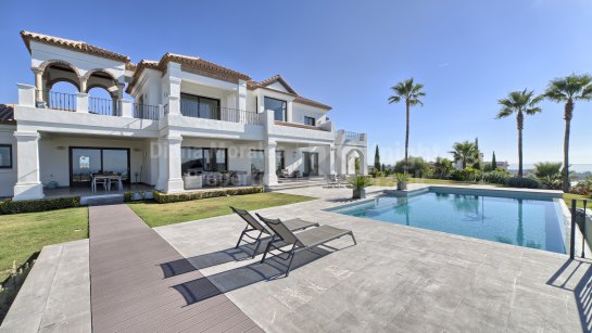 Villa for sale in Los Flamingos Golf, Benahavis