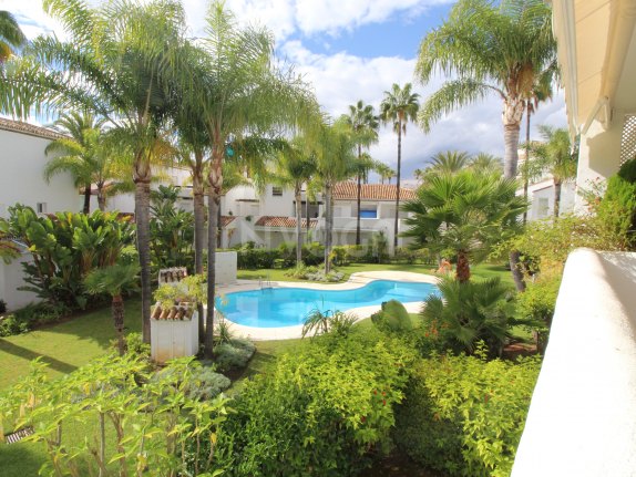 Adosada de 4 dormitorios en primera línea de playa en Bahia de Marbella