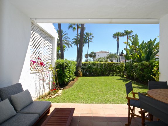 Townhouse on the first line of the beach
