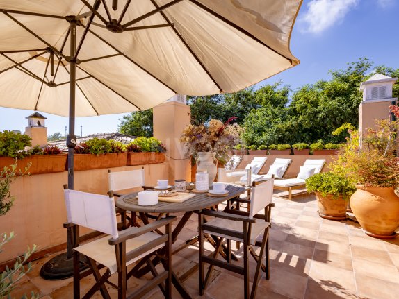 A spacious duplex penthouse with charm and exceptional terraces in Los Cartujanos, Guadalmina Alta