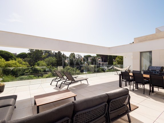 Ready-to-move-in penthouse, walking distance to the best beaches in East Marbella, Elviria