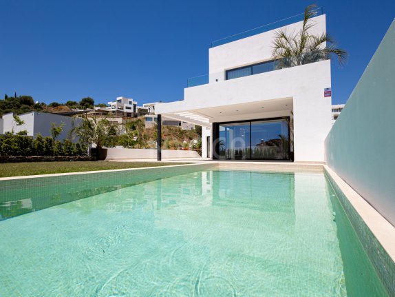 Villa Olive - Luz, privacidad y vida mediterránea en las colinas de Higuerón, lista para entrar a vivir ya