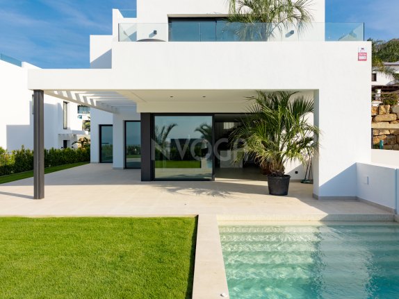 Villa Aurea es una villa contemporánea terminada, sin amueblar y lista para ser personalizada