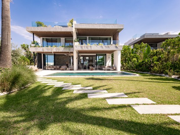It´s a PRIVILEGE: Frontline beach villa in Marbella