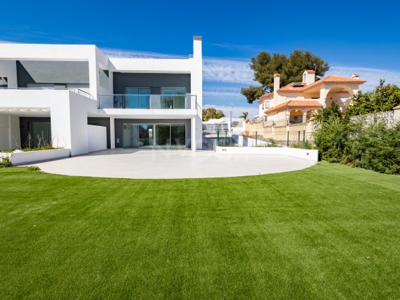Modern and spectacular Corner Townhouse in Guadalmina Alta Marbella