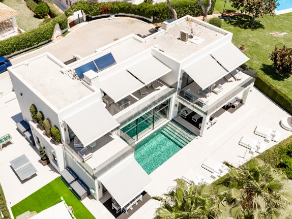 Spectacular villa with sea views located in Los Monteros, one of the most exclusive areas of Marbella.