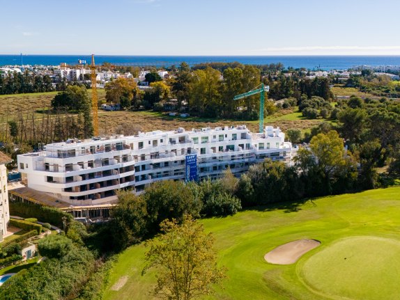 ENTREGA EN 2026. Precioso duplex en PRIMERA LÍNEA DE GOLF en Guadalmina, Marbella
