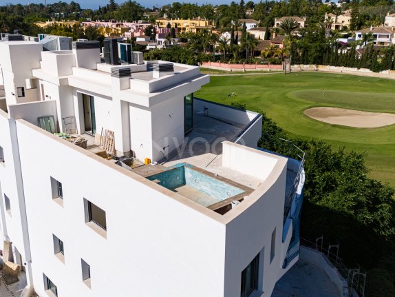 DELIVERY 2026. Beautiful front line golf penthouse in Guadalmina, Marbella.