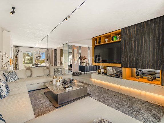 Stunning fully refurbished duplex penthouse in Puerto Banús.