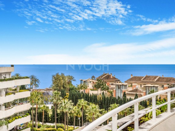 Stunning fully refurbished duplex penthouse in Puerto Banús.