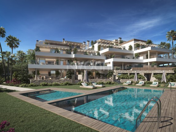Un hermoso bajo con piscina, jardín privado y vistas al mar