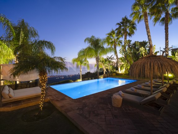 Impressive villa with sea views in Los Altos de Los Monteros, Marbella East