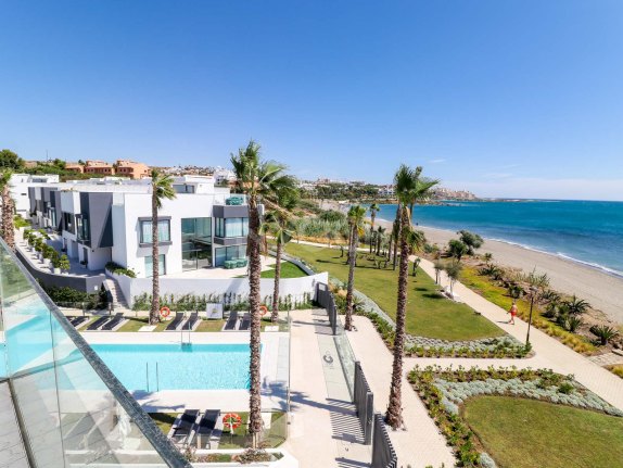 Preciosa casa adosada de 3 dormitorios en primera línea de playa en Estepona, con vistas panorámicas al mar.