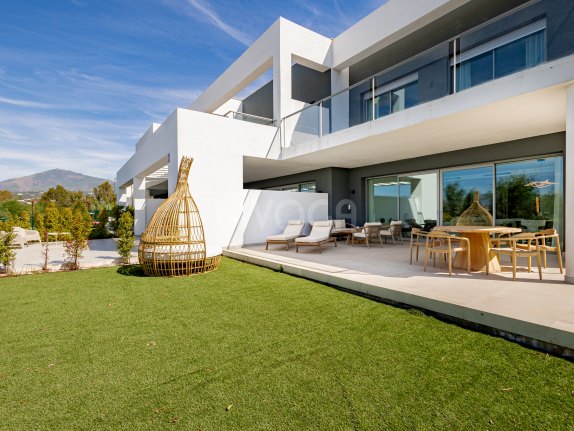 Moderna casa de obra nueva con vistas panorámicas al mar y montaña en Guadalmina Alta Marbella
