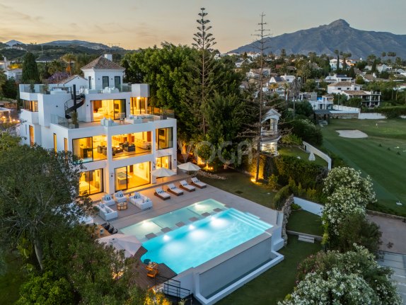 Frontline Golf Luxury Villa in Los Naranjos