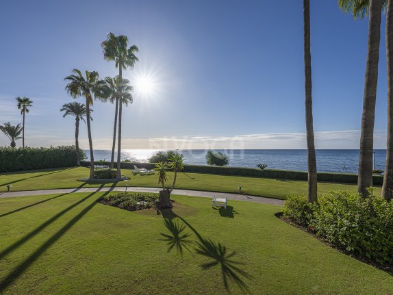 Ground floor luxury beachfront apartment in Estepona