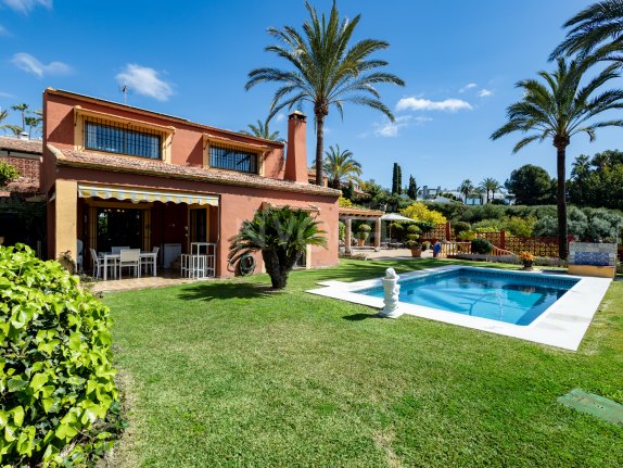 Encantadora Villa Andaluza con Vistas al Mar en Río Real