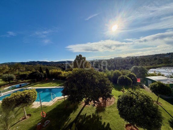 Ático amplio y luminoso sin amueblar en Marbella Este – Río Real