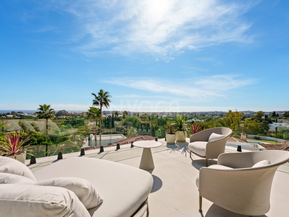 Elegant Contemporary Family Villa