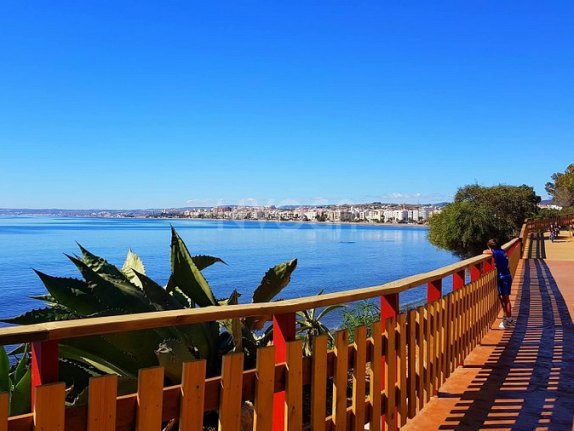 Villa Contemporánea Llave en Mano en Buenas Noches, Estepona – Villa Murmullo