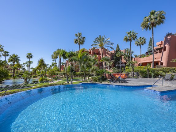 Elegancia Andaluza en su Máxima Expresión – Ático Dúplex en Torre Bermeja