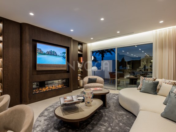 Apartamento de lujo en primera línea de playa con vistas al mar y al golf – Los Monteros, Marbella Este