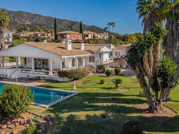 Un refugio único con encanto andaluz y vistas al mar en El Mirador, Marbella