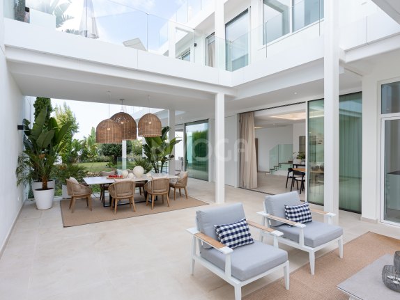 Villa de lujo en Marbella lista para entrar, zona Valdeolletas, con piscina privada y vistas al mar