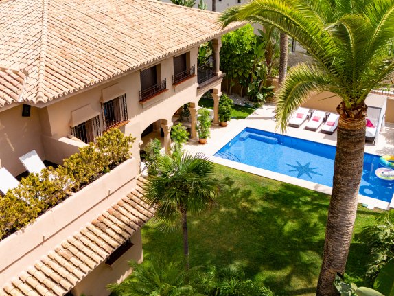 Exclusiva villa de estilo andaluz en Los Monteros, a pasos de la playa