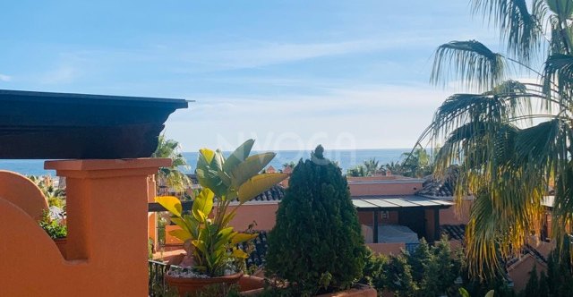 Gran adosada junto al mar en Bahía de Marbella