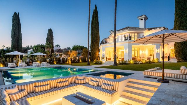 VILLA KARINA | INCROYABLE VILLA DE LUXE AVEC EMPLACEMENT PRIVILÉGIÉ À NUEVA ANDALUCÍA
