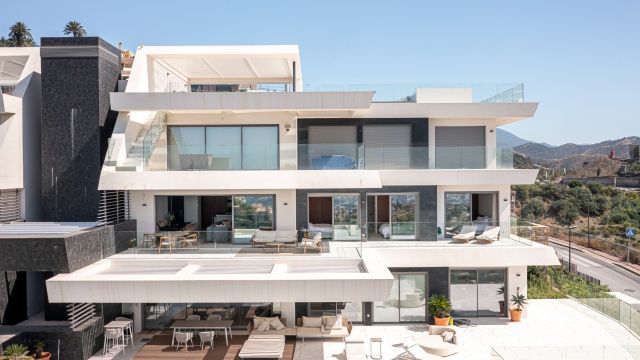 BYU HILLS CHLOE 3 | IMPRESIONANTE APARTAMENTO EN ESQUINA EN PLANTA MEDIA CON VISTAS PANORÁMICAS AL GOLF Y AL MAR EN BYU HILLS, BENAHAVÍS
