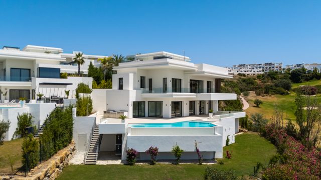 VILLA THREE | MAISON MODERNE À QUATRE NIVEAUX AVEC VUES PANORAMIQUES SUR LA MER ET LE GOLF À LA RESINA GOLF, EST DE ESTEPONA
