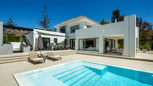 VILLA MALIBU | VILLA DE LUXE MODERNE AVEC VUE SUR MER À NUEVA ANDALUCÍA, MARBELLA
