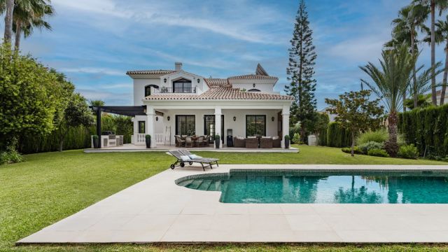 VILLA MONTEBELLO | ÉLÉGANTE VILLA CONTEMPORAINE À VENDRE DANS LE QUARTIER RÉSIDENTIEL DE MONTE BIARRITZ
