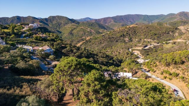 EXCEPCIONAL PARCELA ORIENTADA AL OESTE CON VISTAS PANORÁMICAS AL GOLF Y A LA MONTAÑA EN LA ZAGALETA