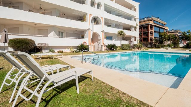 BEACHFRONT APARTMENT IN EDIFICIO LA HERRADURA | PUERTO BANÚS, NUEVA ANDALUCÍA