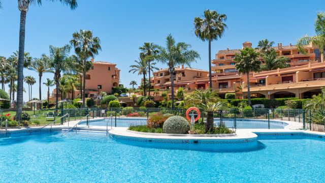 ELEGANT BEACHFRONT APARTMENT IN RIVIERA ANDALUZA, ESTEPONA