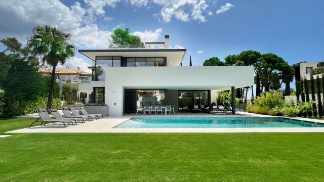 VILLA SOLANA | EXCLUSIEVE MODERNE VILLA IN NAGÜELES MET PRIVÉZWEMBAD EN THUISBIOSCOOP IN LA CAROLINA, MARBELLA GOLDEN MILE
